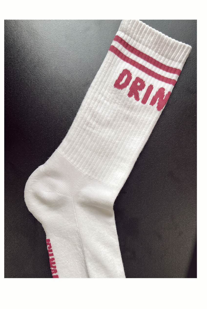 Thumbnail 2 von DRINNIES Socken „Ich war es nicht, ich war es nicht” Weiß mit Rosa  - Preorder