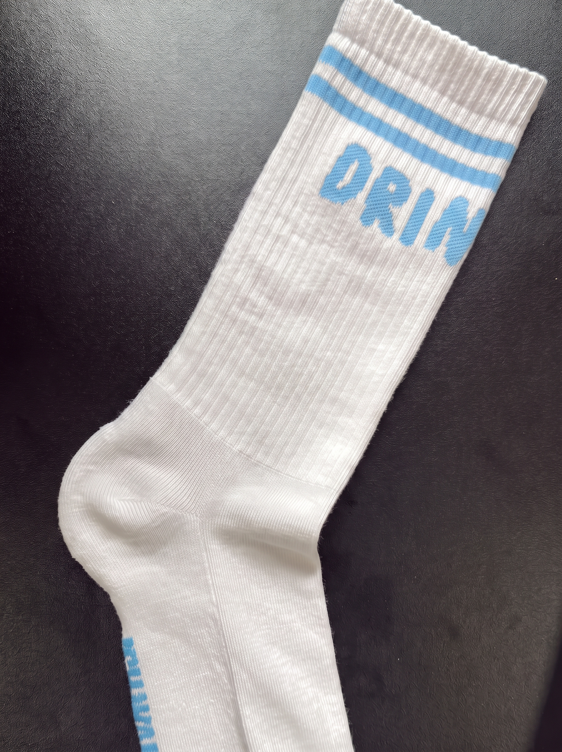 Thumbnail 2 von DRINNIES Socken „Ich war es nicht, ich war es nicht” Weiß mit Hellblau  - Preorder